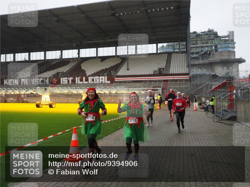 07.12.2025 - St. Pauli X-Mass-Run No. 15 Fabian Wolf http://msf.ph/oto/9394906 07.12.2025 10:27:28 Ziel 1312, 1317, 2677, 3571, 3706, 3707, 3714, 3715, 3722, 3723, 3793, 4435 meine-sportfotos.de