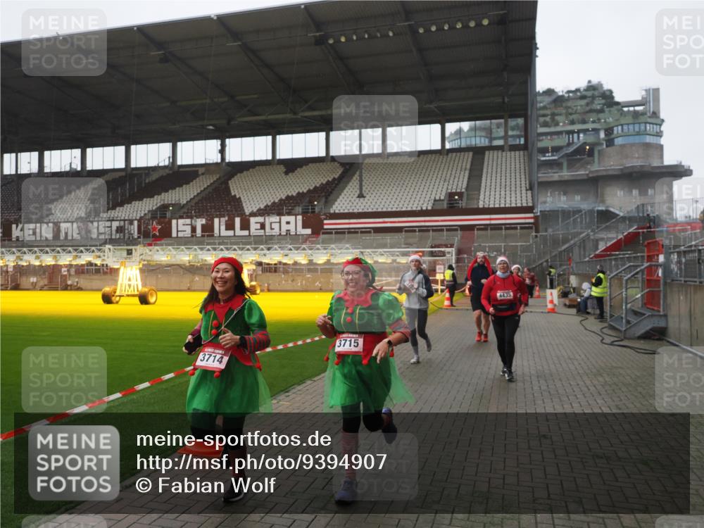 07.12.2025 - St. Pauli X-Mass-Run No. 15 Fabian Wolf http://msf.ph/oto/9394907 07.12.2025 10:27:28 Ziel 1312, 1317, 2677, 3571, 3706, 3707, 3714, 3715, 3722, 3723, 3793, 4435 meine-sportfotos.de
