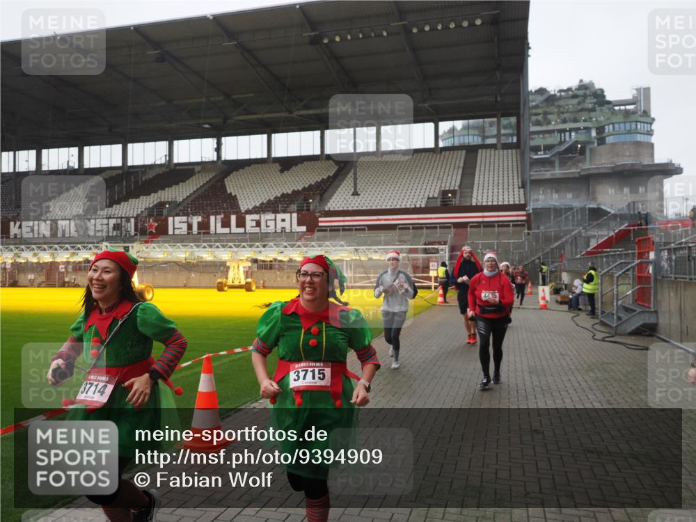 07.12.2025 - St. Pauli X-Mass-Run No. 15 Fabian Wolf http://msf.ph/oto/9394909 07.12.2025 10:27:28 Ziel 1312, 1317, 2677, 3571, 3706, 3707, 3714, 3715, 3722, 3723, 3793, 4435 meine-sportfotos.de