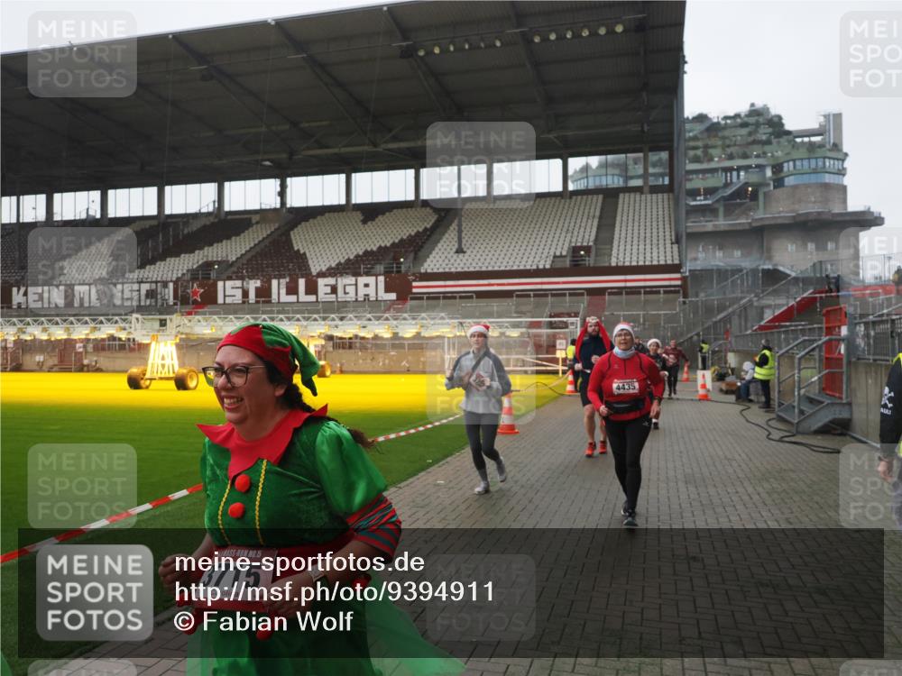 07.12.2025 - St. Pauli X-Mass-Run No. 15 Fabian Wolf http://msf.ph/oto/9394911 07.12.2025 10:27:29 Ziel 1312, 1317, 2677, 3154, 3571, 3706, 3707, 3714, 3715, 3722, 3723, 3793, 4435 meine-sportfotos.de