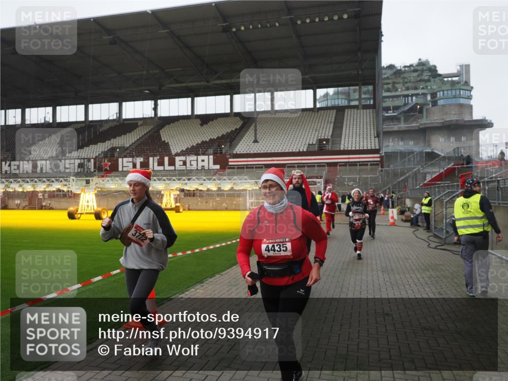 07.12.2025 - St. Pauli X-Mass-Run No. 15 Fabian Wolf http://msf.ph/oto/9394917 07.12.2025 10:27:30 Ziel 1312, 2677, 3154, 3156, 3571, 3706, 3707, 3714, 3715, 3722, 3723, 3793, 4435 meine-sportfotos.de