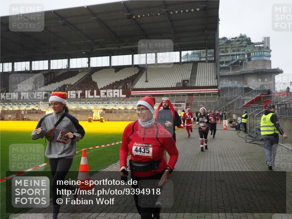 07.12.2025 - St. Pauli X-Mass-Run No. 15 Fabian Wolf http://msf.ph/oto/9394918 07.12.2025 10:27:30 Ziel 1312, 2677, 3154, 3156, 3571, 3706, 3707, 3714, 3715, 3722, 3723, 3793, 4435 meine-sportfotos.de