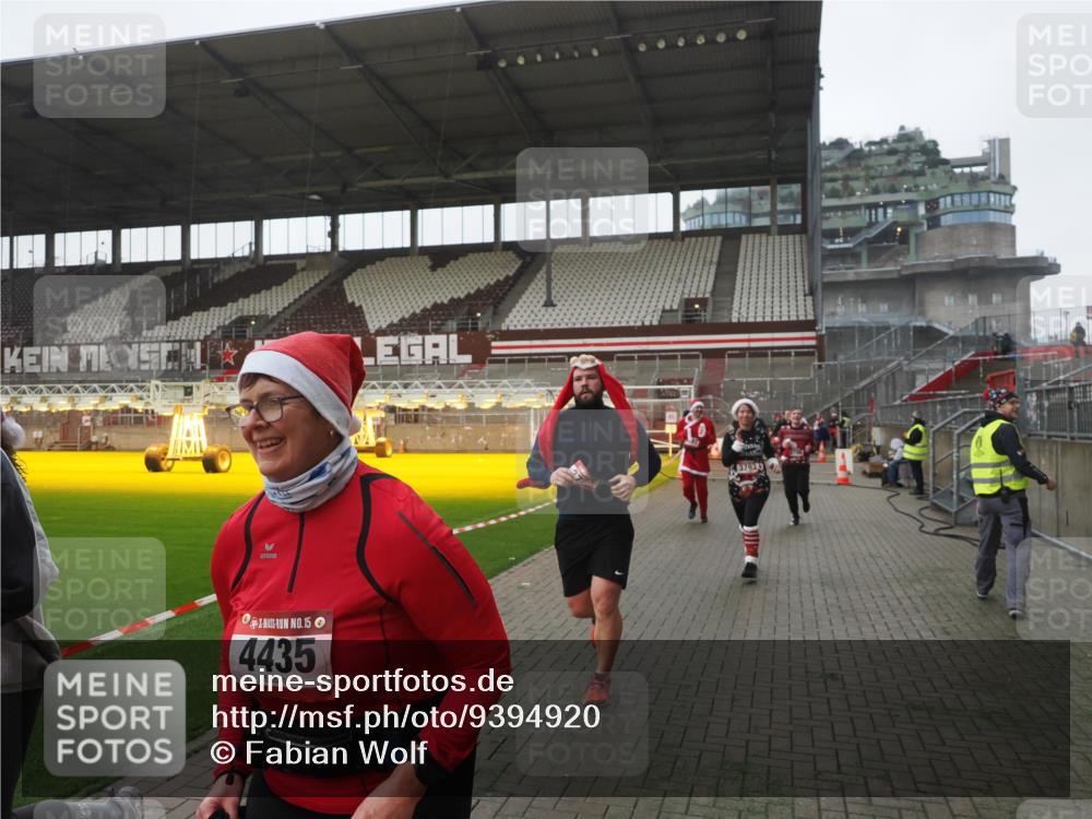 07.12.2025 - St. Pauli X-Mass-Run No. 15 Fabian Wolf http://msf.ph/oto/9394920 07.12.2025 10:27:31 Ziel 2677, 3154, 3156, 3571, 3706, 3707, 3714, 3715, 3722, 3723, 3793, 4435 meine-sportfotos.de