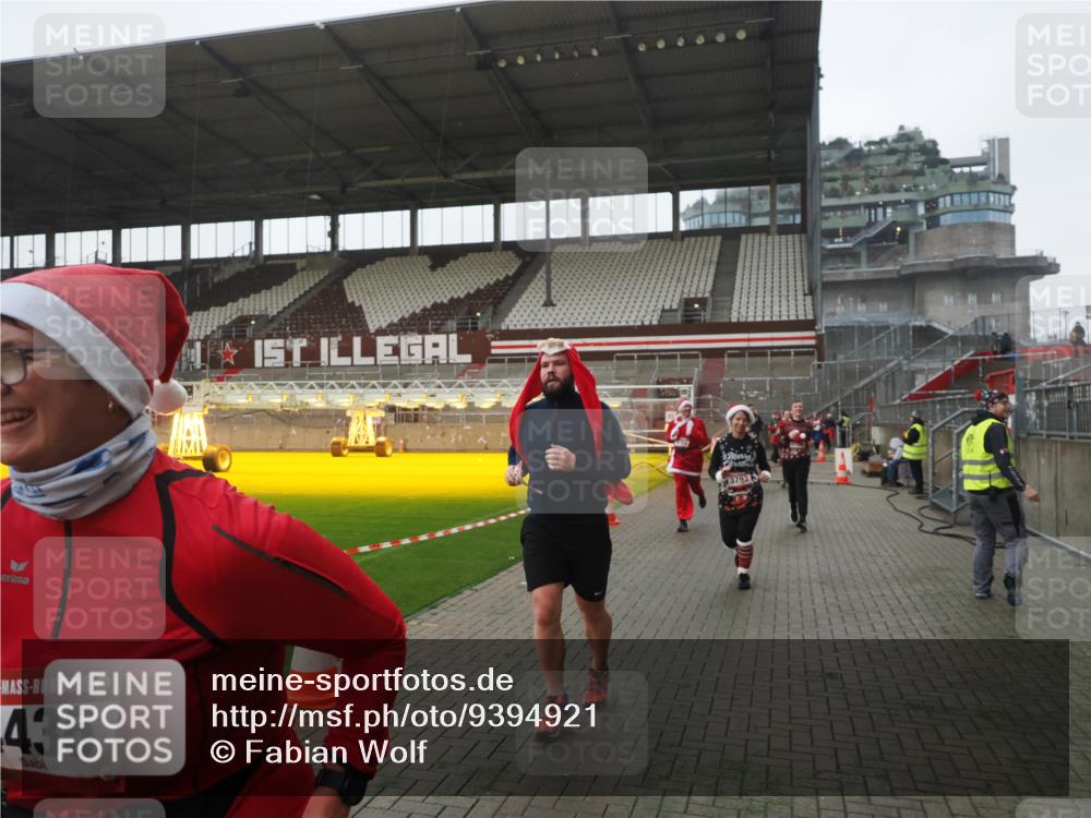 07.12.2025 - St. Pauli X-Mass-Run No. 15 Fabian Wolf http://msf.ph/oto/9394921 07.12.2025 10:27:31 Ziel 2677, 3154, 3156, 3571, 3706, 3707, 3714, 3715, 3722, 3723, 3793, 4435 meine-sportfotos.de