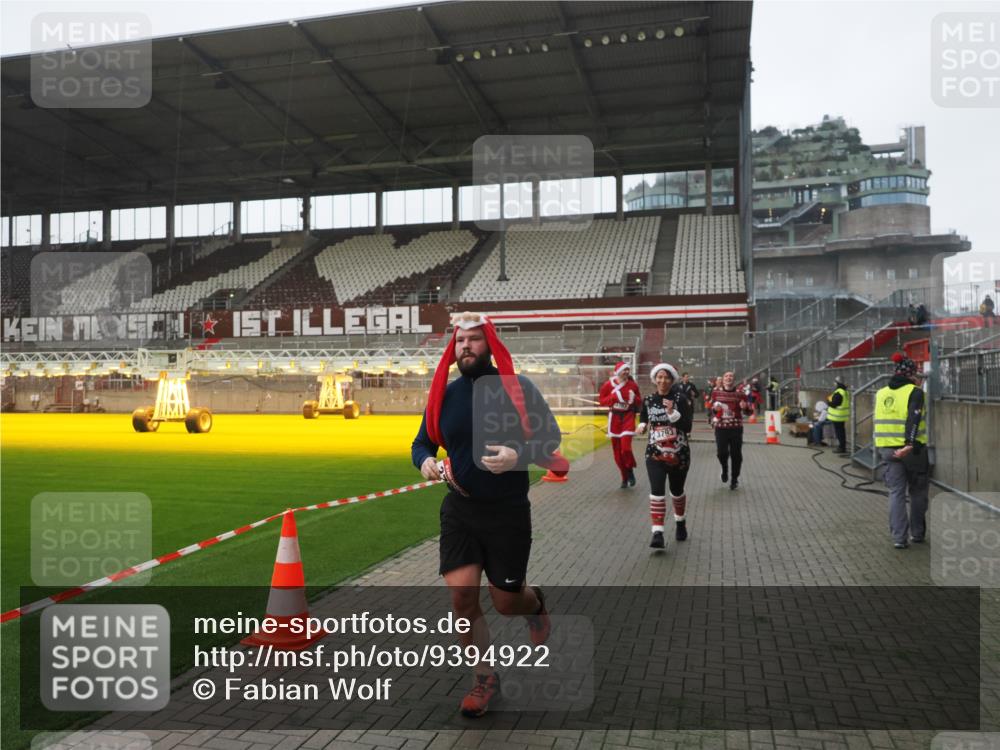 07.12.2025 - St. Pauli X-Mass-Run No. 15 Fabian Wolf http://msf.ph/oto/9394922 07.12.2025 10:27:31 Ziel 2677, 3154, 3156, 3571, 3706, 3707, 3714, 3715, 3722, 3723, 3793, 4435 meine-sportfotos.de