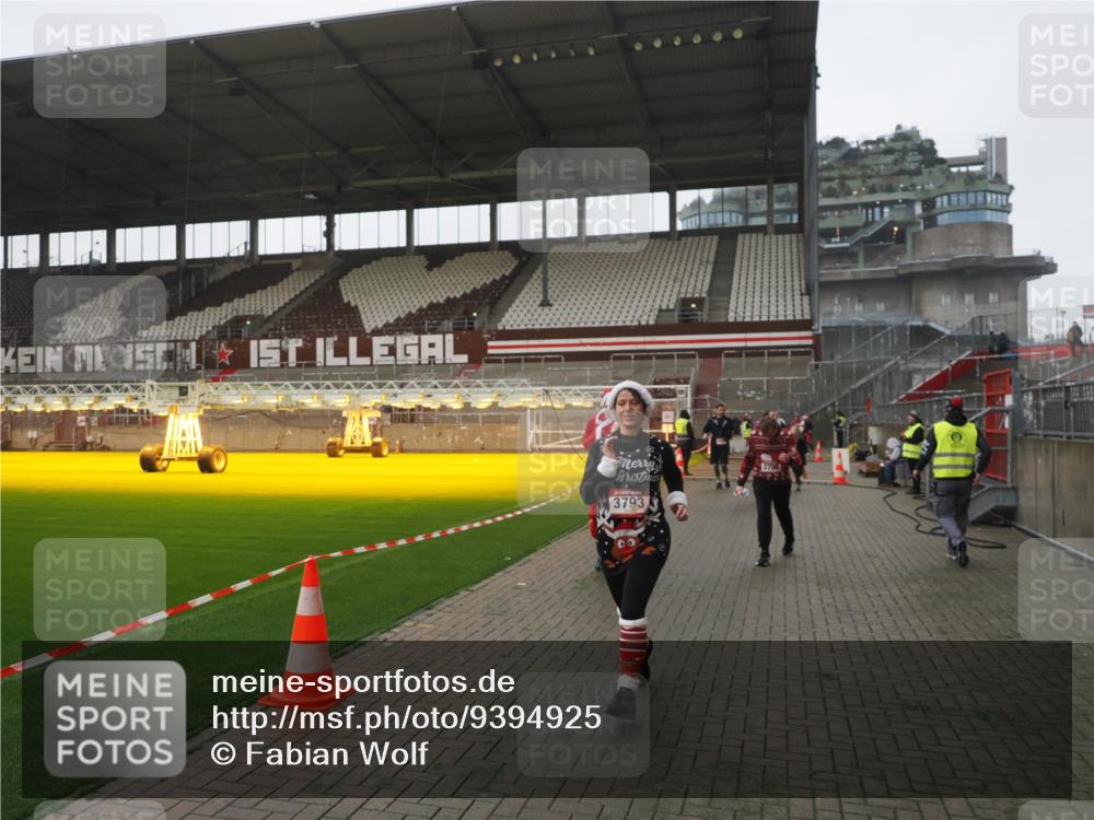 07.12.2025 - St. Pauli X-Mass-Run No. 15 Fabian Wolf http://msf.ph/oto/9394925 07.12.2025 10:27:32 Ziel 175, 2677, 3154, 3156, 3571, 3706, 3707, 3714, 3715, 3722, 3723, 3793, 4435 meine-sportfotos.de