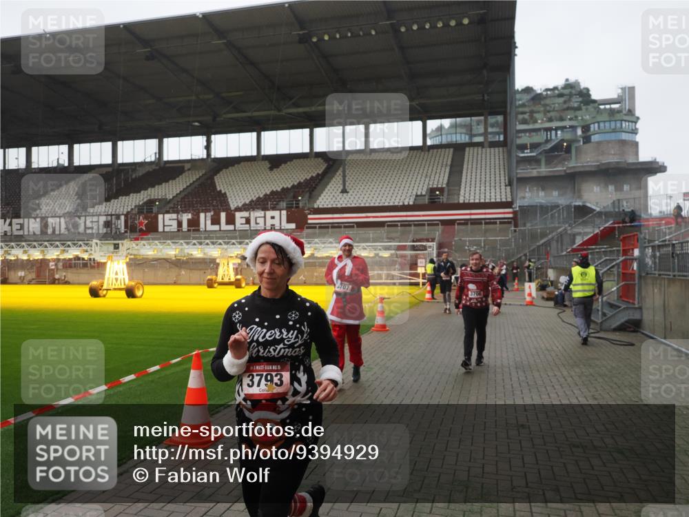 07.12.2025 - St. Pauli X-Mass-Run No. 15 Fabian Wolf http://msf.ph/oto/9394929 07.12.2025 10:27:33 Ziel 175, 2677, 3154, 3156, 3571, 3706, 3707, 3714, 3715, 3722, 3723, 3793, 4435 meine-sportfotos.de