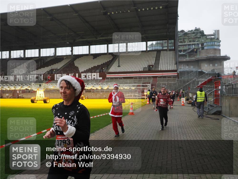 07.12.2025 - St. Pauli X-Mass-Run No. 15 Fabian Wolf http://msf.ph/oto/9394930 07.12.2025 10:27:33 Ziel 175, 2677, 3154, 3156, 3571, 3706, 3707, 3714, 3715, 3722, 3723, 3793, 4435 meine-sportfotos.de