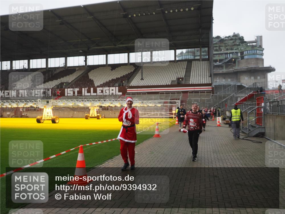 07.12.2025 - St. Pauli X-Mass-Run No. 15 Fabian Wolf http://msf.ph/oto/9394932 07.12.2025 10:27:34 Ziel 175, 2677, 3154, 3156, 3571, 3706, 3707, 3714, 3715, 3722, 3723, 3793, 4435 meine-sportfotos.de