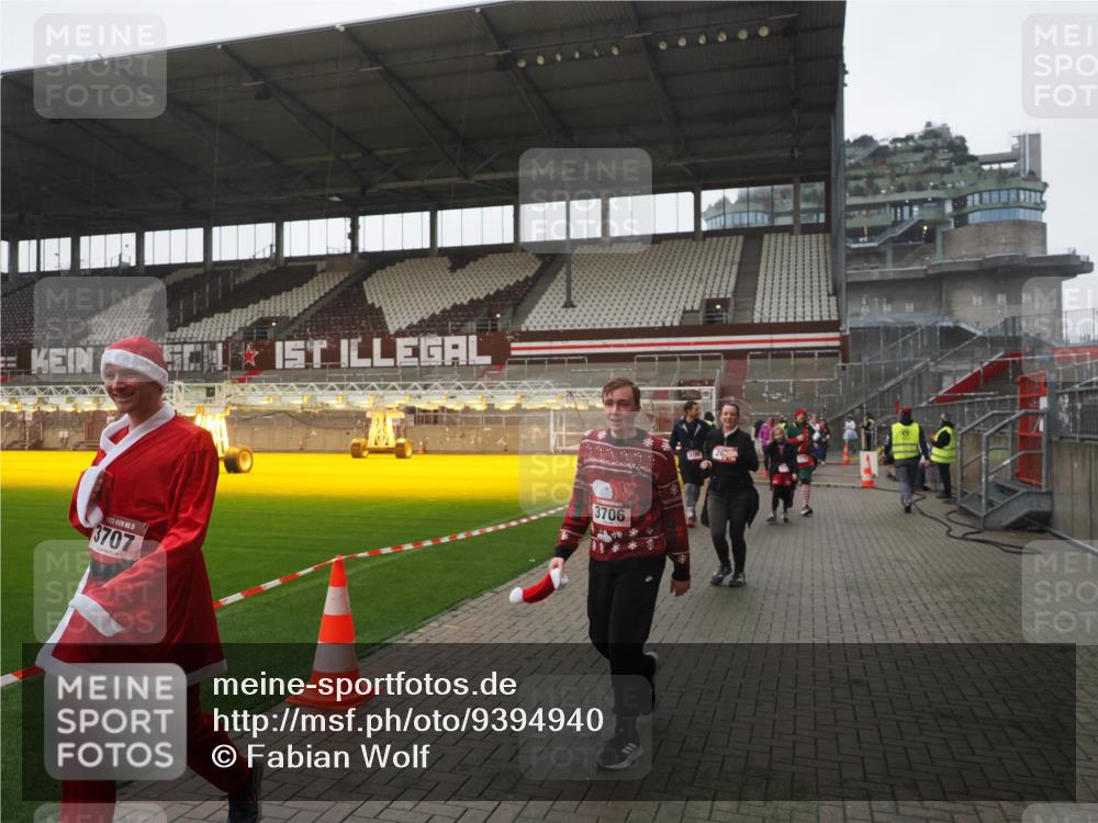 07.12.2025 - St. Pauli X-Mass-Run No. 15 Fabian Wolf http://msf.ph/oto/9394940 07.12.2025 10:27:36 Ziel 175, 2060, 2677, 3154, 3156, 3706, 3707, 3714, 3715, 3722, 3723, 3793, 4383, 4435, 4515, 4516 meine-sportfotos.de