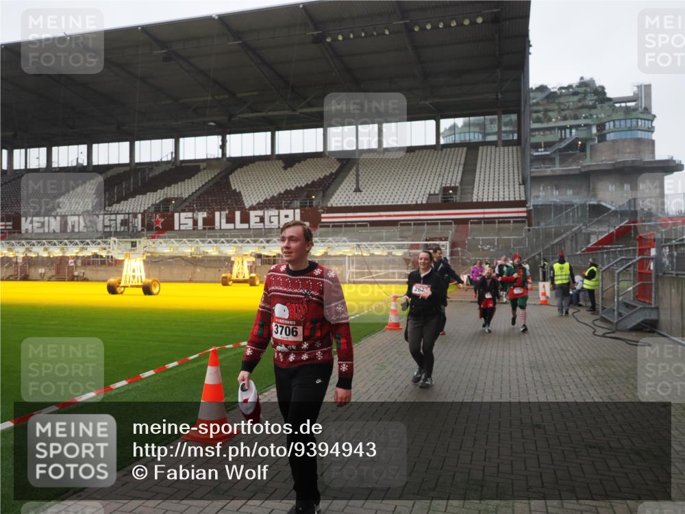 07.12.2025 - St. Pauli X-Mass-Run No. 15 Fabian Wolf http://msf.ph/oto/9394943 07.12.2025 10:27:37 Ziel 175, 2060, 2677, 3154, 3156, 3458, 3706, 3707, 3714, 3715, 3722, 3723, 3793, 4383, 4435, 4515, 4516 meine-sportfotos.de