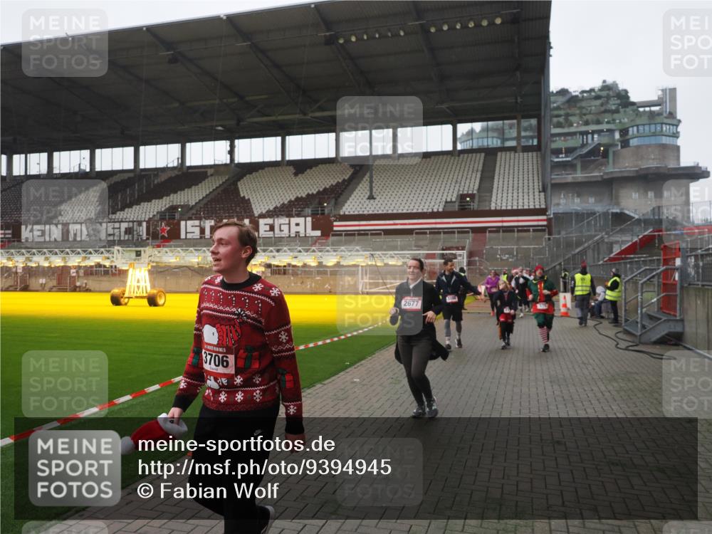 07.12.2025 - St. Pauli X-Mass-Run No. 15 Fabian Wolf http://msf.ph/oto/9394945 07.12.2025 10:27:37 Ziel 175, 2060, 2677, 3154, 3156, 3458, 3706, 3707, 3714, 3715, 3722, 3723, 3793, 4383, 4435, 4515, 4516 meine-sportfotos.de