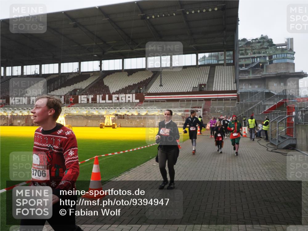 07.12.2025 - St. Pauli X-Mass-Run No. 15 Fabian Wolf http://msf.ph/oto/9394947 07.12.2025 10:27:38 Ziel 175, 2060, 2677, 3154, 3156, 3458, 3706, 3707, 3714, 3715, 3722, 3723, 3793, 4383, 4435, 4462, 4463, 4515, 4516 meine-sportfotos.de
