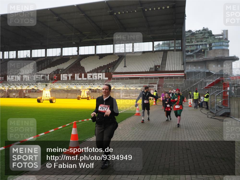 07.12.2025 - St. Pauli X-Mass-Run No. 15 Fabian Wolf http://msf.ph/oto/9394949 07.12.2025 10:27:38 Ziel 175, 2060, 2677, 3154, 3156, 3458, 3706, 3707, 3714, 3715, 3722, 3723, 3793, 4383, 4435, 4462, 4463, 4515, 4516 meine-sportfotos.de