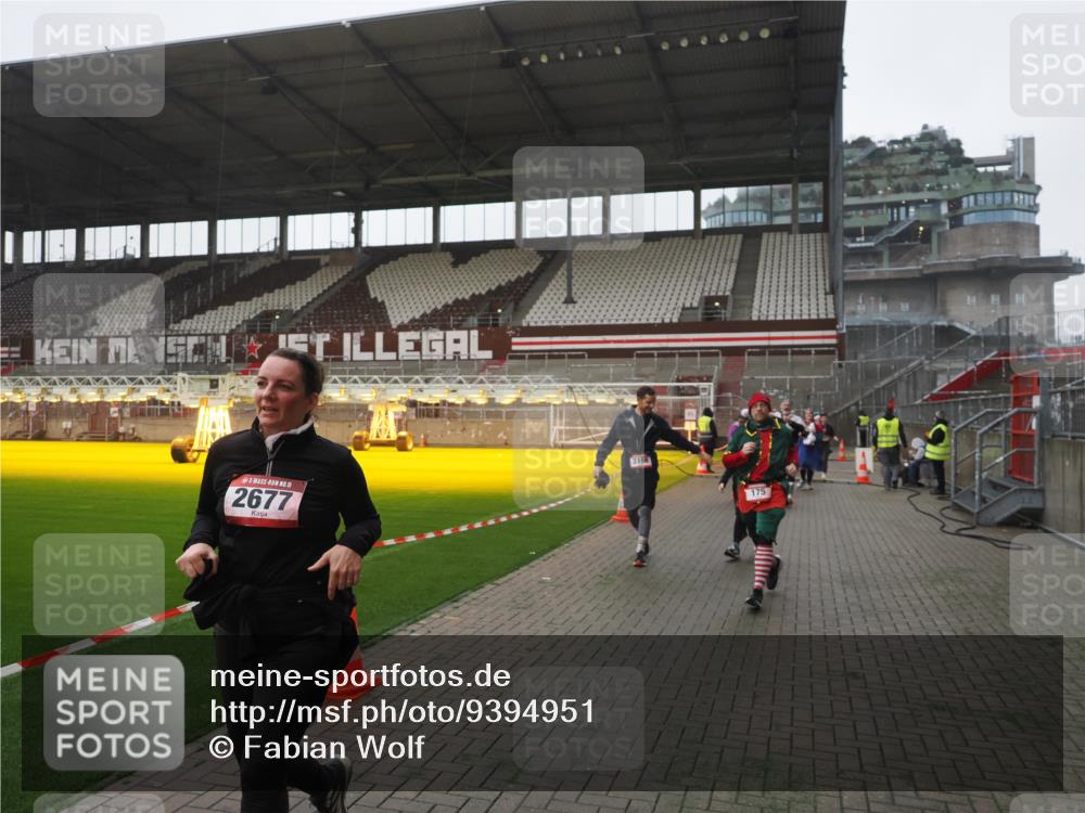 07.12.2025 - St. Pauli X-Mass-Run No. 15 Fabian Wolf http://msf.ph/oto/9394951 07.12.2025 10:27:39 Ziel 175, 2060, 2101, 2677, 3154, 3156, 3458, 3706, 3707, 3714, 3722, 3723, 3793, 4383, 4435, 4462, 4463, 4515, 4516 meine-sportfotos.de