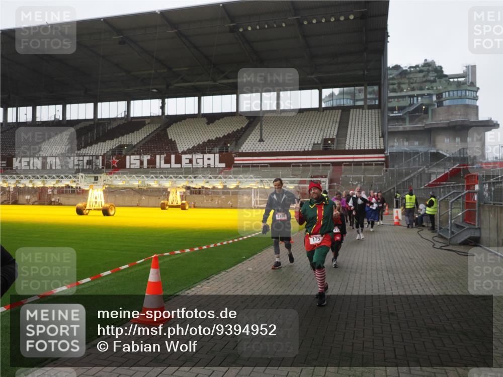 07.12.2025 - St. Pauli X-Mass-Run No. 15 Fabian Wolf http://msf.ph/oto/9394952 07.12.2025 10:27:40 Ziel 175, 2060, 2101, 2188, 2677, 3154, 3156, 3458, 3706, 3707, 3722, 3723, 3793, 4383, 4435, 4462, 4463, 4515, 4516 meine-sportfotos.de
