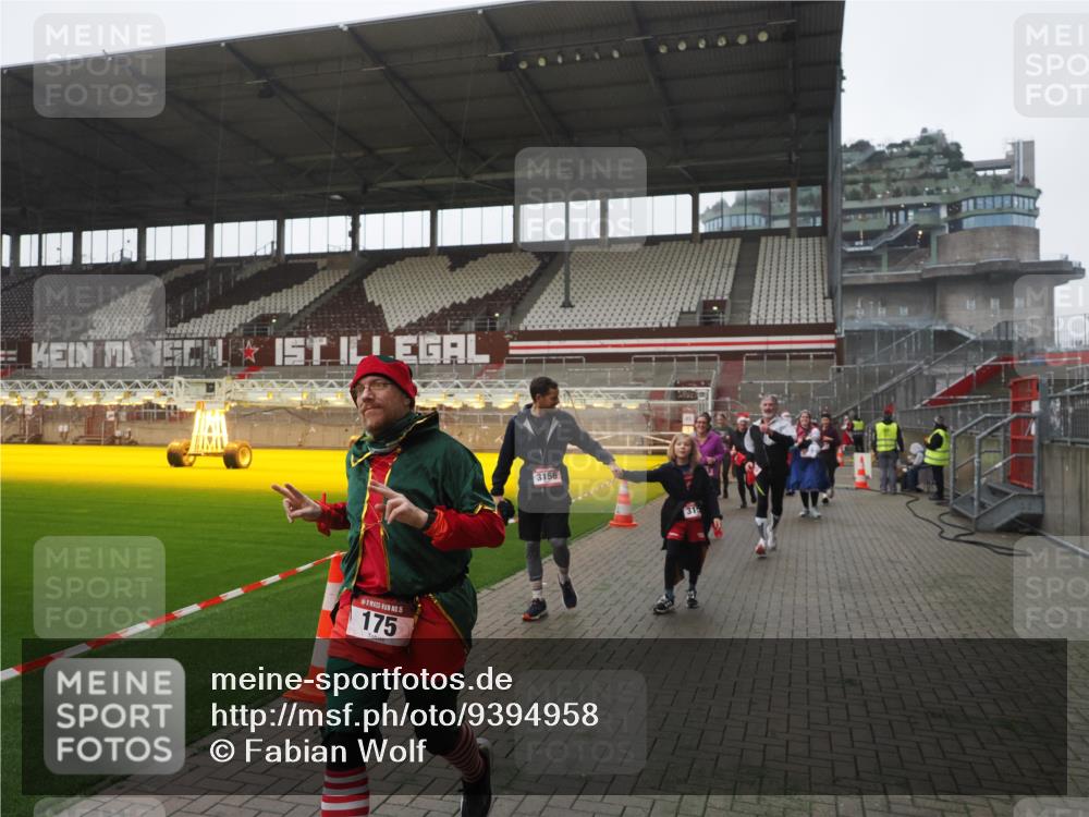 07.12.2025 - St. Pauli X-Mass-Run No. 15 Fabian Wolf http://msf.ph/oto/9394958 07.12.2025 10:27:41 Ziel 175, 2060, 2101, 2188, 2677, 3154, 3156, 3458, 3706, 3707, 3713, 3722, 3723, 3793, 4383, 4462, 4463, 4515, 4516 meine-sportfotos.de