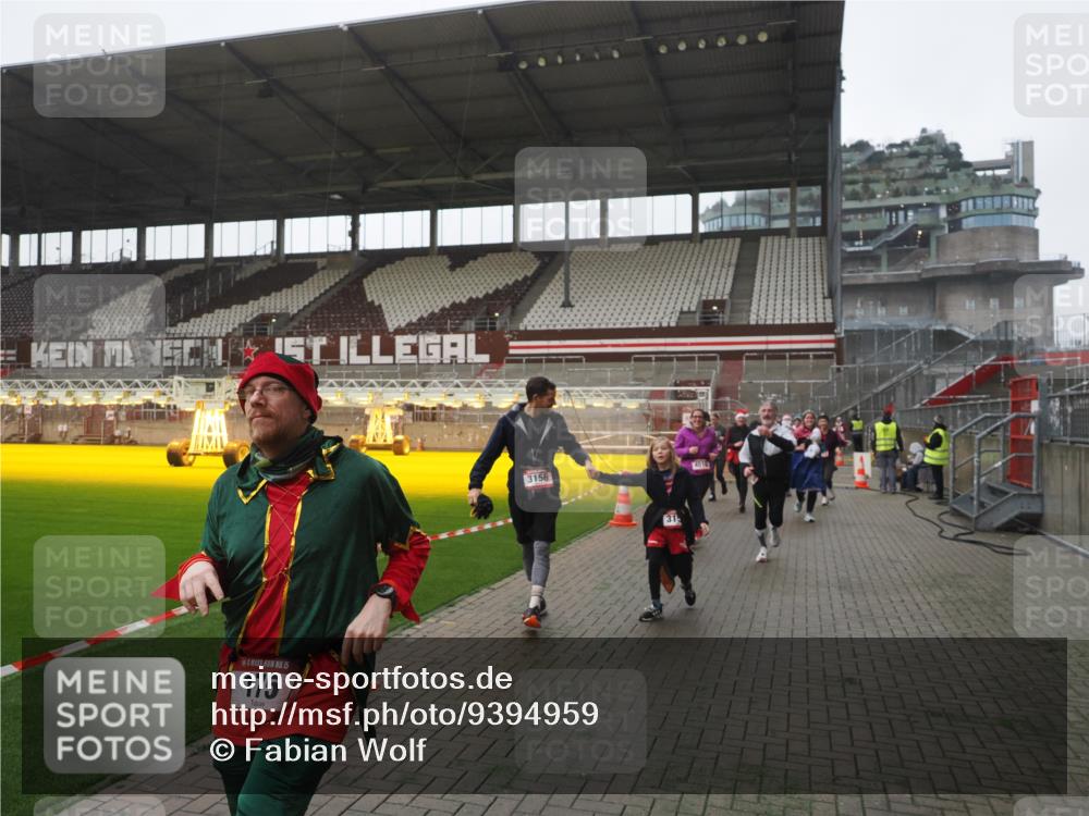 07.12.2025 - St. Pauli X-Mass-Run No. 15 Fabian Wolf http://msf.ph/oto/9394959 07.12.2025 10:27:41 Ziel 175, 2060, 2101, 2188, 2677, 3154, 3156, 3458, 3706, 3707, 3713, 3722, 3723, 3793, 4383, 4462, 4463, 4515, 4516 meine-sportfotos.de