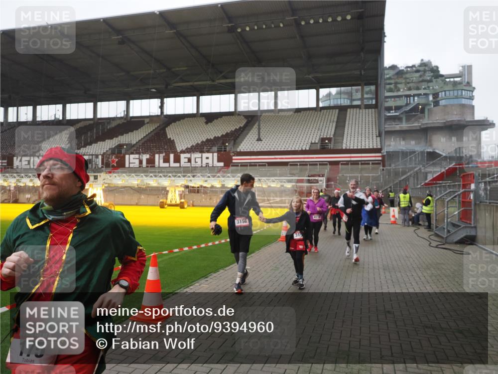 07.12.2025 - St. Pauli X-Mass-Run No. 15 Fabian Wolf http://msf.ph/oto/9394960 07.12.2025 10:27:41 Ziel 175, 2060, 2101, 2188, 2677, 3154, 3156, 3458, 3706, 3707, 3713, 3722, 3723, 3793, 4383, 4462, 4463, 4515, 4516 meine-sportfotos.de
