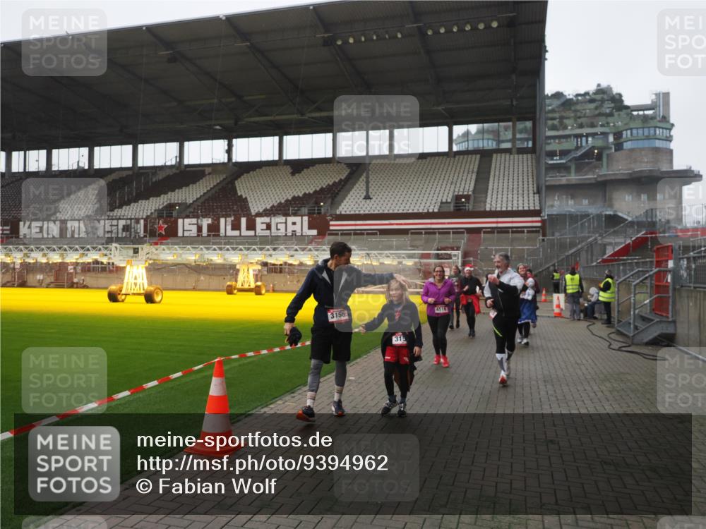 07.12.2025 - St. Pauli X-Mass-Run No. 15 Fabian Wolf http://msf.ph/oto/9394962 07.12.2025 10:27:42 Ziel 175, 2060, 2101, 2188, 2677, 3154, 3156, 3458, 3706, 3707, 3713, 3723, 3793, 4383, 4462, 4463, 4515, 4516 meine-sportfotos.de
