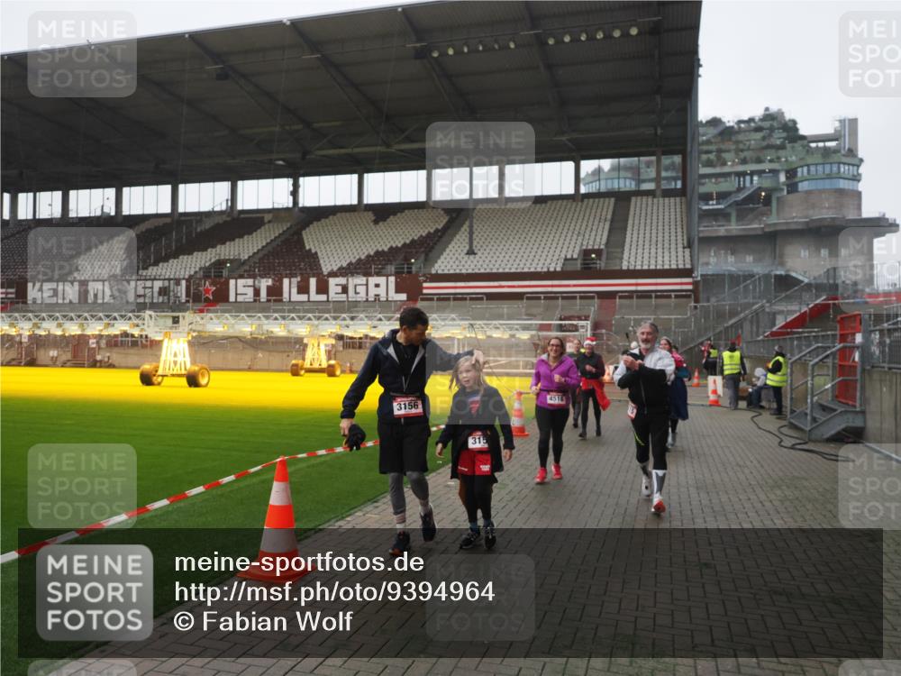 07.12.2025 - St. Pauli X-Mass-Run No. 15 Fabian Wolf http://msf.ph/oto/9394964 07.12.2025 10:27:42 Ziel 175, 2060, 2101, 2188, 2677, 3154, 3156, 3458, 3706, 3707, 3713, 3723, 3793, 4383, 4462, 4463, 4515, 4516 meine-sportfotos.de