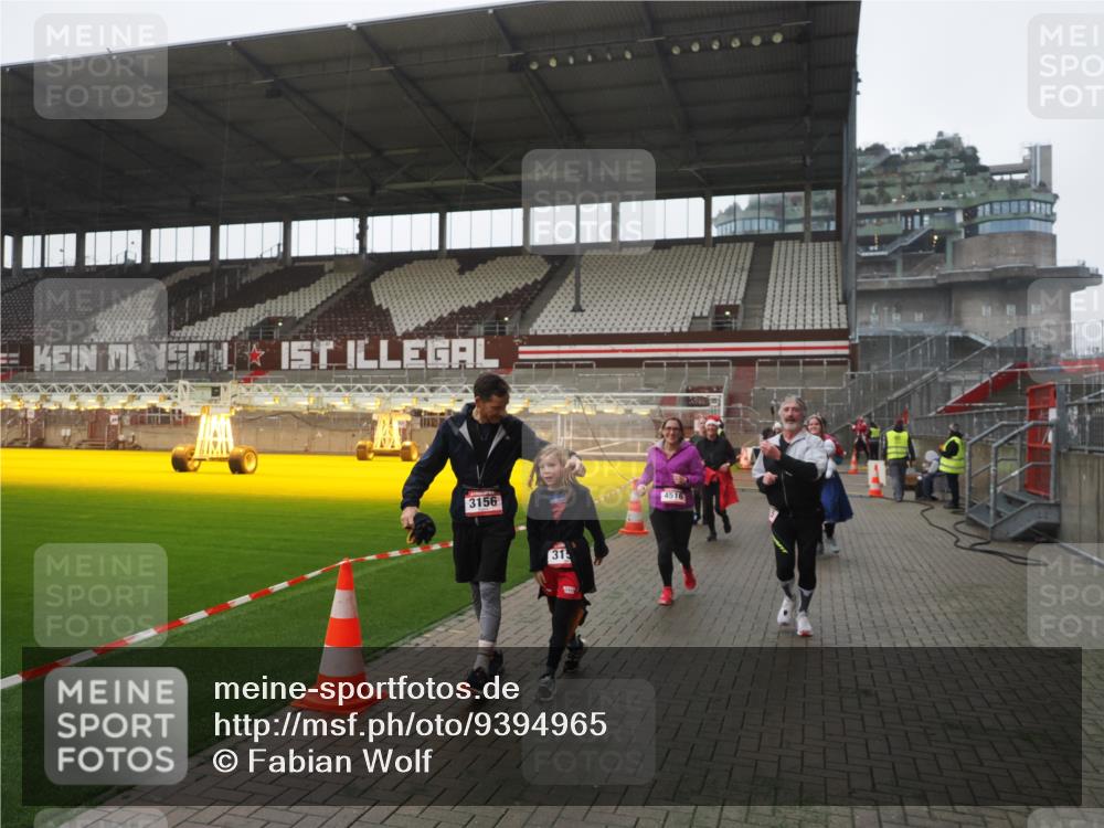 07.12.2025 - St. Pauli X-Mass-Run No. 15 Fabian Wolf http://msf.ph/oto/9394965 07.12.2025 10:27:42 Ziel 175, 2060, 2101, 2188, 2677, 3154, 3156, 3458, 3706, 3707, 3713, 3723, 3793, 4383, 4462, 4463, 4515, 4516 meine-sportfotos.de