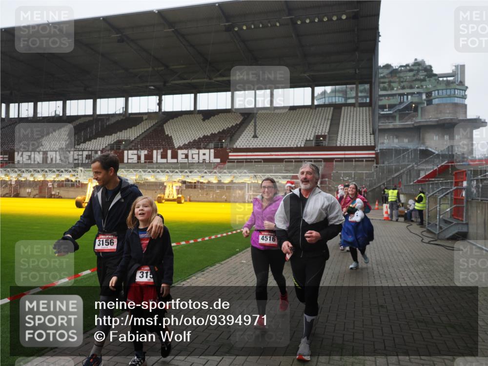 07.12.2025 - St. Pauli X-Mass-Run No. 15 Fabian Wolf http://msf.ph/oto/9394971 07.12.2025 10:27:44 Ziel 175, 2060, 2101, 2188, 2677, 3154, 3156, 3458, 3706, 3707, 3713, 4383, 4462, 4463, 4515, 4516 meine-sportfotos.de