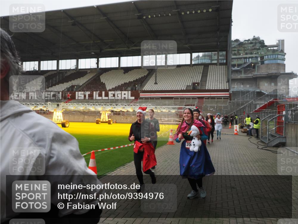 07.12.2025 - St. Pauli X-Mass-Run No. 15 Fabian Wolf http://msf.ph/oto/9394976 07.12.2025 10:27:45 Ziel 175, 2060, 2101, 2188, 2677, 3154, 3156, 3458, 3706, 3707, 3713, 4383, 4462, 4463, 4515, 4516 meine-sportfotos.de
