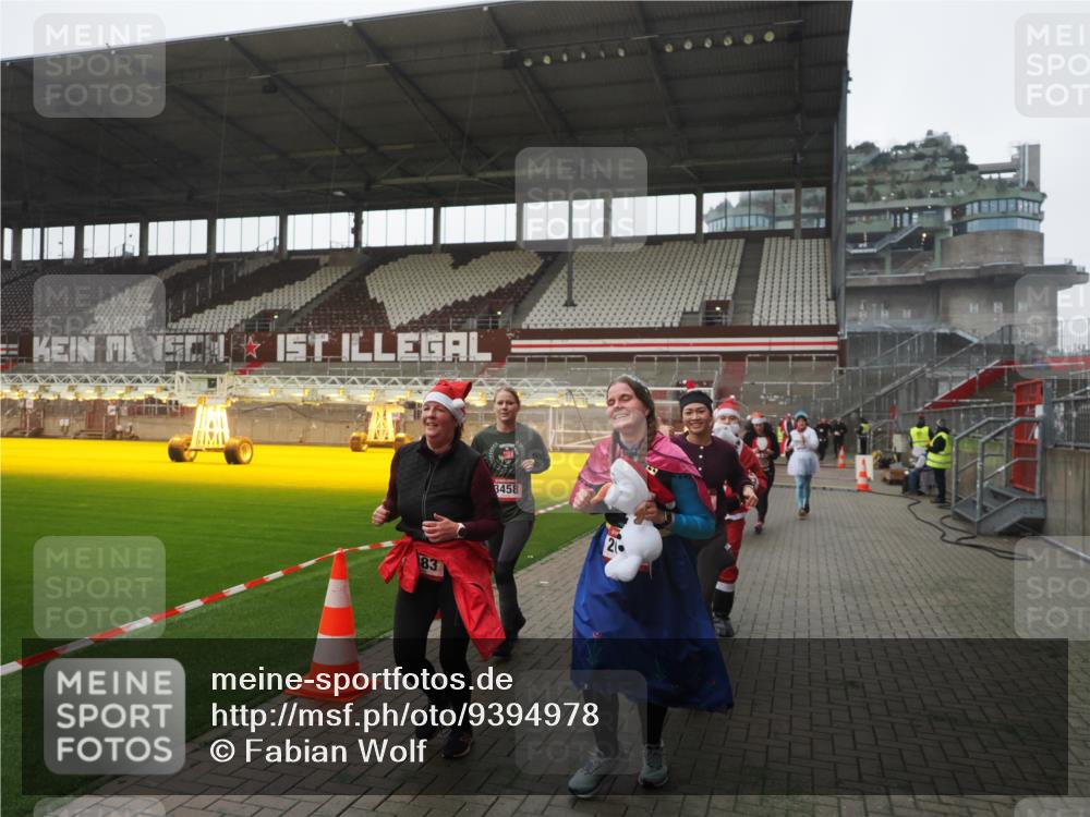 07.12.2025 - St. Pauli X-Mass-Run No. 15 Fabian Wolf http://msf.ph/oto/9394978 07.12.2025 10:27:45 Ziel 175, 2060, 2101, 2188, 2677, 3154, 3156, 3458, 3706, 3707, 3713, 4383, 4462, 4463, 4515, 4516 meine-sportfotos.de