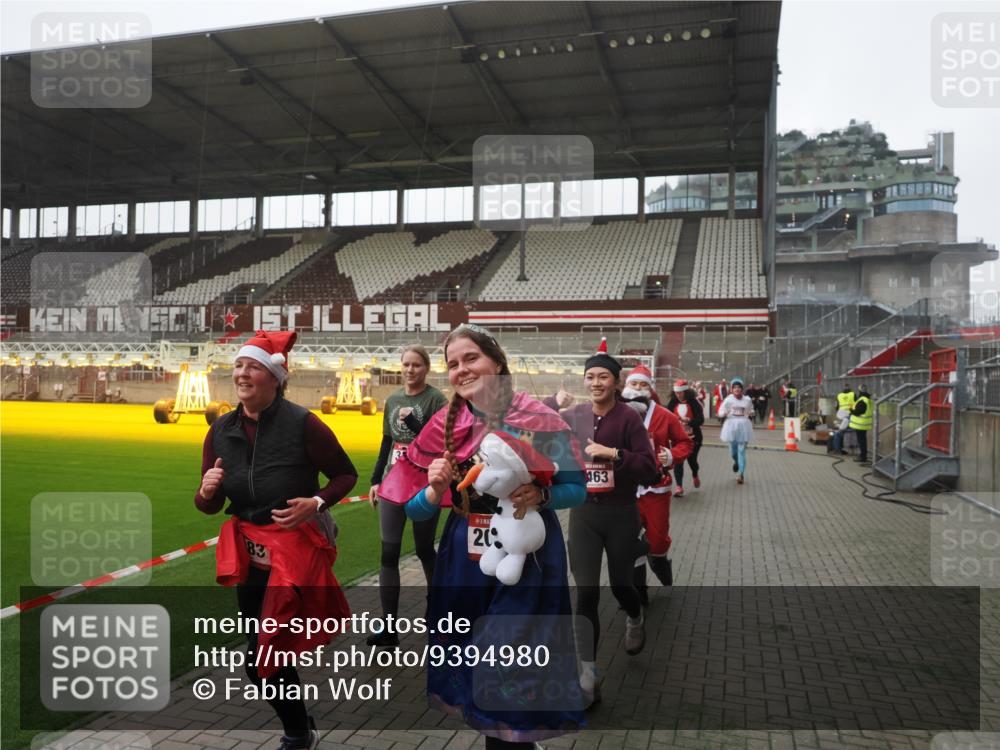 07.12.2025 - St. Pauli X-Mass-Run No. 15 Fabian Wolf http://msf.ph/oto/9394980 07.12.2025 10:27:46 Ziel 175, 2060, 2101, 2188, 2677, 3154, 3156, 3458, 3706, 3707, 3713, 4383, 4462, 4463, 4515, 4516 meine-sportfotos.de