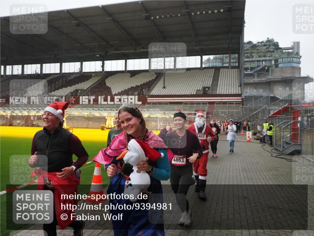 07.12.2025 - St. Pauli X-Mass-Run No. 15 Fabian Wolf http://msf.ph/oto/9394981 07.12.2025 10:27:46 Ziel 175, 2060, 2101, 2188, 2677, 3154, 3156, 3458, 3706, 3707, 3713, 4383, 4462, 4463, 4515, 4516 meine-sportfotos.de