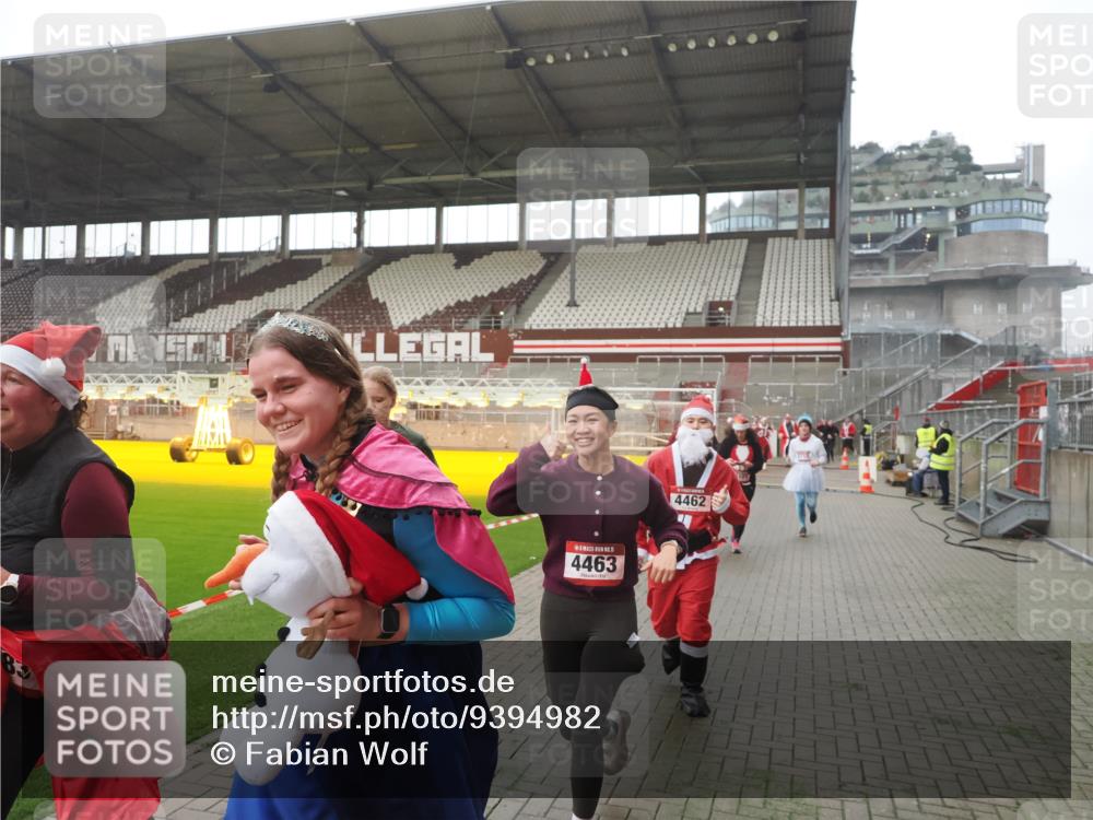 07.12.2025 - St. Pauli X-Mass-Run No. 15 Fabian Wolf http://msf.ph/oto/9394982 07.12.2025 10:27:46 Ziel 175, 2060, 2101, 2188, 2677, 3154, 3156, 3458, 3706, 3707, 3713, 4383, 4462, 4463, 4515, 4516 meine-sportfotos.de