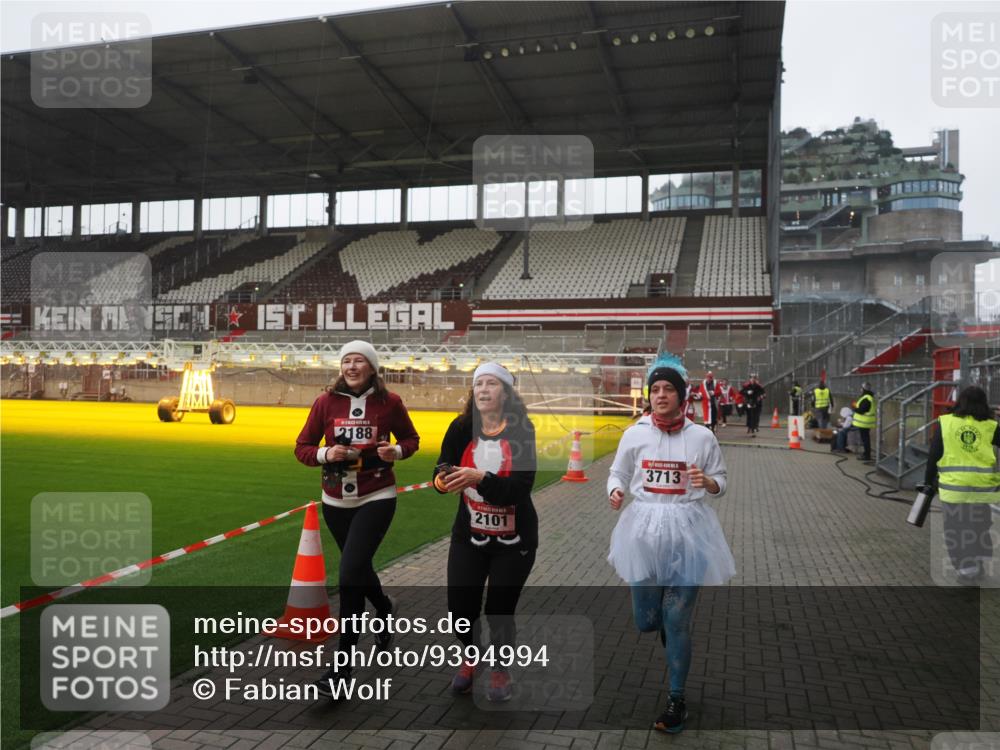 07.12.2025 - St. Pauli X-Mass-Run No. 15 Fabian Wolf http://msf.ph/oto/9394994 07.12.2025 10:27:49 Ziel 175, 1717, 2060, 2101, 2188, 3154, 3156, 3458, 3713, 4132, 4133, 4350, 4383, 4462, 4463, 4515, 4516, 4875 meine-sportfotos.de