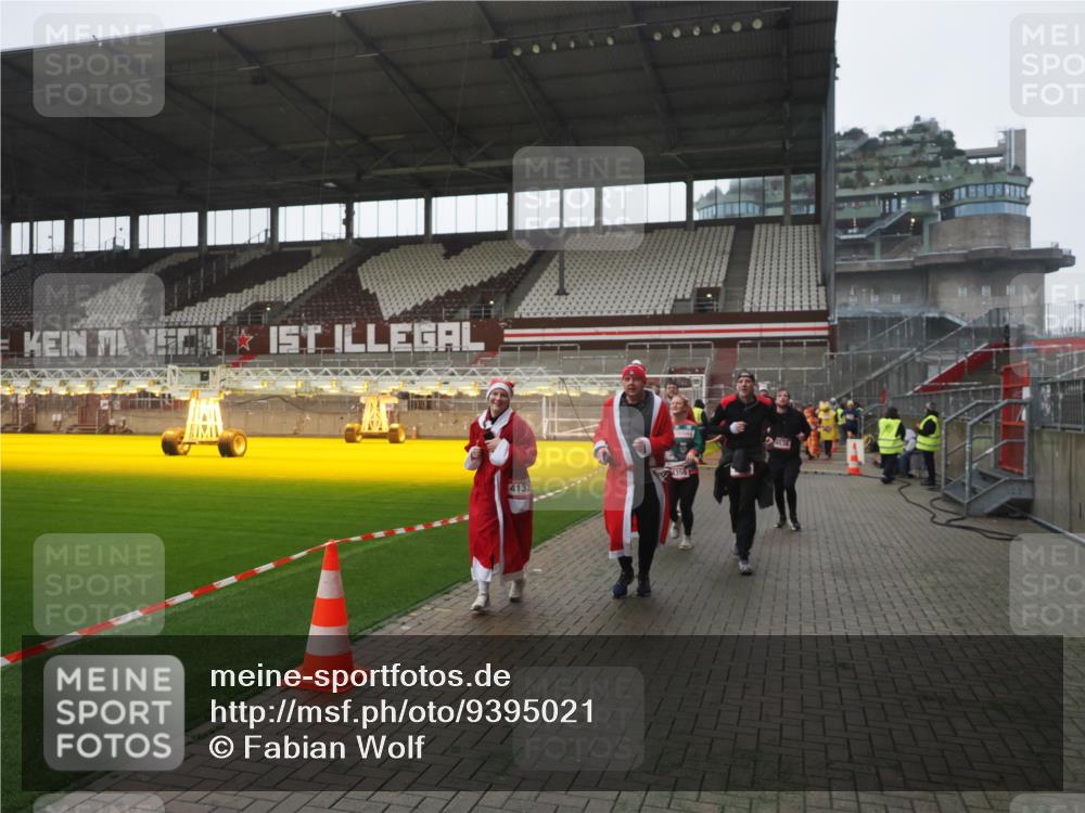 07.12.2025 - St. Pauli X-Mass-Run No. 15 Fabian Wolf http://msf.ph/oto/9395021 07.12.2025 10:27:56 Ziel 1717, 2101, 2188, 3458, 3713, 3881, 3883, 4132, 4133, 4350, 4383, 4453, 4454, 4462, 4463, 4527, 4538, 4875 meine-sportfotos.de