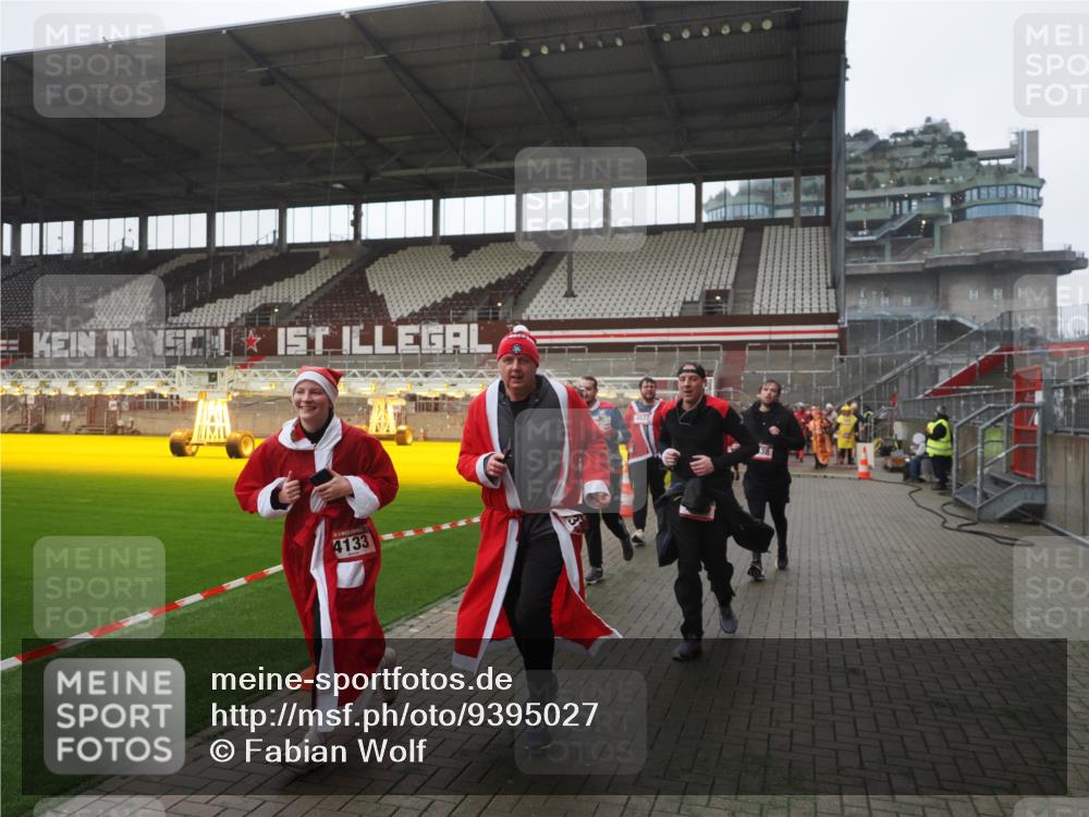 07.12.2025 - St. Pauli X-Mass-Run No. 15 Fabian Wolf http://msf.ph/oto/9395027 07.12.2025 10:27:57 Ziel 1717, 2101, 2188, 3458, 3713, 3879, 3881, 3883, 4132, 4133, 4189, 4350, 4453, 4454, 4462, 4463, 4527, 4538, 4875 meine-sportfotos.de