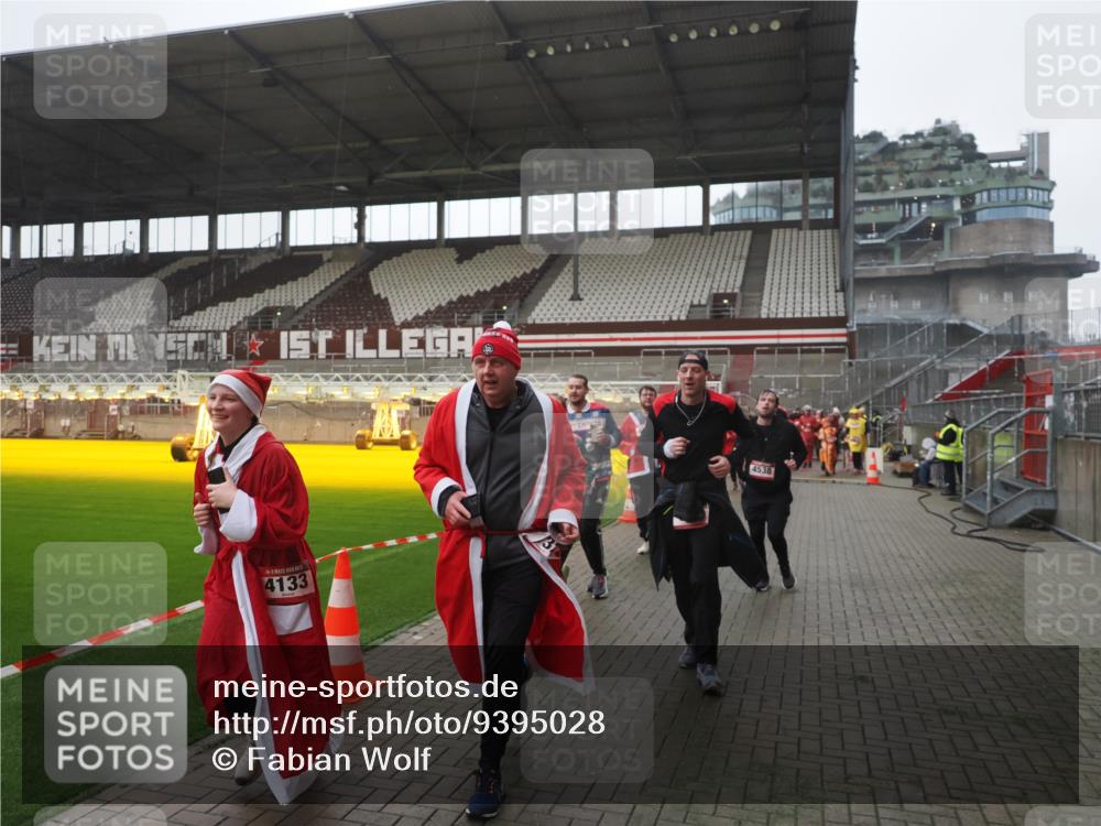 07.12.2025 - St. Pauli X-Mass-Run No. 15 Fabian Wolf http://msf.ph/oto/9395028 07.12.2025 10:27:58 Ziel 1717, 1742, 1745, 2101, 2188, 3713, 3879, 3881, 3883, 4065, 4132, 4133, 4189, 4350, 4453, 4454, 4462, 4463, 4527, 4538, 4875 meine-sportfotos.de