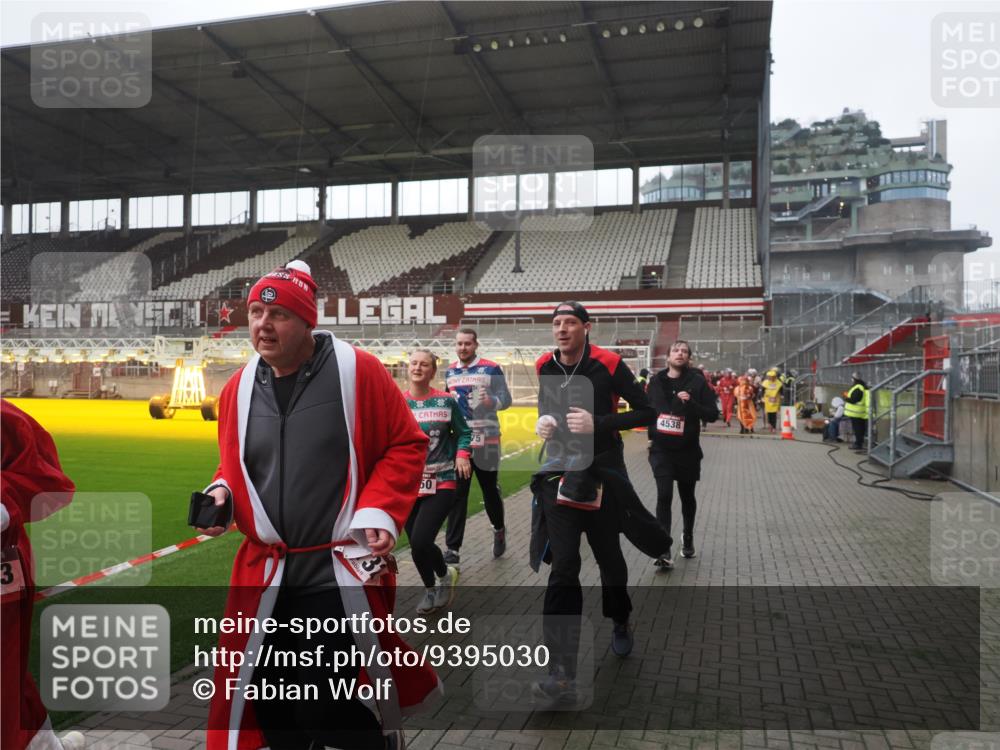07.12.2025 - St. Pauli X-Mass-Run No. 15 Fabian Wolf http://msf.ph/oto/9395030 07.12.2025 10:27:58 Ziel 1717, 1742, 1745, 2101, 2188, 3713, 3879, 3881, 3883, 4065, 4132, 4133, 4189, 4350, 4453, 4454, 4462, 4463, 4527, 4538, 4875 meine-sportfotos.de