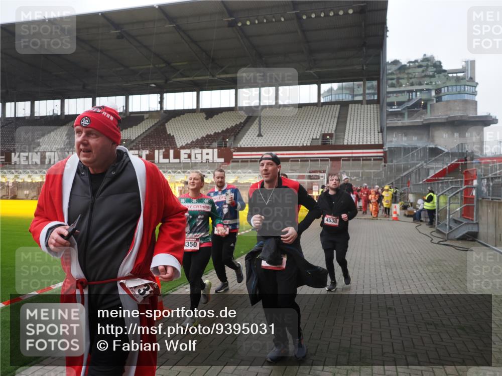 07.12.2025 - St. Pauli X-Mass-Run No. 15 Fabian Wolf http://msf.ph/oto/9395031 07.12.2025 10:27:58 Ziel 1717, 1742, 1745, 2101, 2188, 3713, 3879, 3881, 3883, 4065, 4132, 4133, 4189, 4350, 4453, 4454, 4462, 4463, 4527, 4538, 4875 meine-sportfotos.de