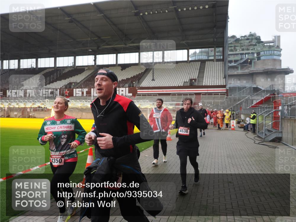 07.12.2025 - St. Pauli X-Mass-Run No. 15 Fabian Wolf http://msf.ph/oto/9395034 07.12.2025 10:27:59 Ziel 1717, 1742, 1745, 2101, 2188, 3412, 3713, 3730, 3879, 3881, 3883, 4065, 4132, 4133, 4189, 4350, 4453, 4454, 4527, 4538, 4700, 4708, 4875 meine-sportfotos.de
