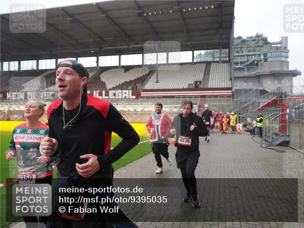 07.12.2025 - St. Pauli X-Mass-Run No. 15 Fabian Wolf http://msf.ph/oto/9395035 07.12.2025 10:27:59 Ziel 1717, 1742, 1745, 2101, 2188, 3412, 3713, 3730, 3879, 3881, 3883, 4065, 4132, 4133, 4189, 4350, 4453, 4454, 4527, 4538, 4700, 4708, 4875 meine-sportfotos.de