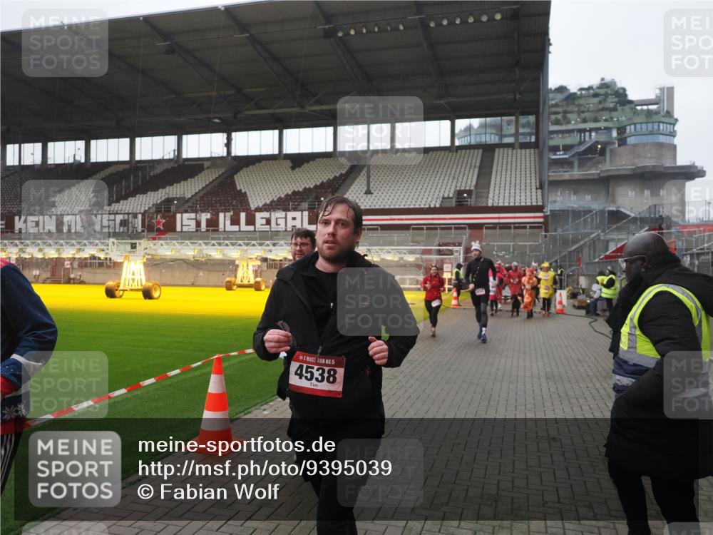 07.12.2025 - St. Pauli X-Mass-Run No. 15 Fabian Wolf http://msf.ph/oto/9395039 07.12.2025 10:28:00 Ziel 1717, 1742, 1745, 2188, 3412, 3713, 3730, 3879, 3881, 3883, 4064, 4065, 4132, 4133, 4189, 4344, 4350, 4453, 4454, 4527, 4538, 4700, 4708, 4710, 4875 meine-sportfotos.de