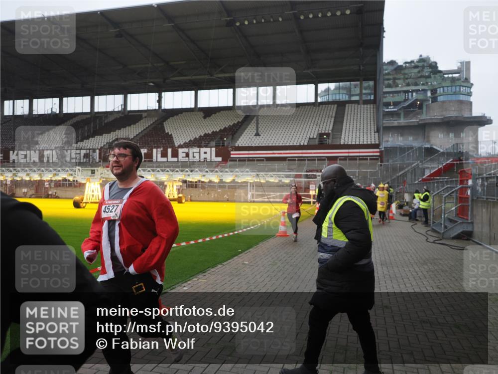 07.12.2025 - St. Pauli X-Mass-Run No. 15 Fabian Wolf http://msf.ph/oto/9395042 07.12.2025 10:28:01 Ziel 1507, 1717, 1742, 1745, 3412, 3713, 3729, 3730, 3879, 3881, 3883, 4064, 4065, 4132, 4133, 4189, 4344, 4350, 4453, 4454, 4527, 4538, 4700, 4704, 4708, 4710, 4875 meine-sportfotos.de