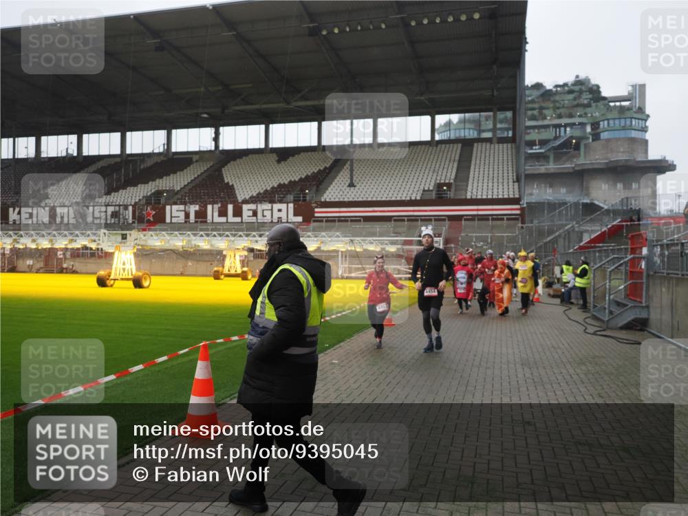 07.12.2025 - St. Pauli X-Mass-Run No. 15 Fabian Wolf http://msf.ph/oto/9395045 07.12.2025 10:28:01 Ziel 1507, 1717, 1742, 1745, 3412, 3713, 3729, 3730, 3879, 3881, 3883, 4064, 4065, 4132, 4133, 4189, 4344, 4350, 4453, 4454, 4527, 4538, 4700, 4704, 4708, 4710, 4875 meine-sportfotos.de