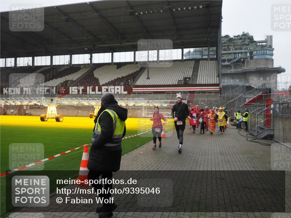 07.12.2025 - St. Pauli X-Mass-Run No. 15 Fabian Wolf http://msf.ph/oto/9395046 07.12.2025 10:28:02 Ziel 1507, 1717, 1742, 1745, 3412, 3727, 3729, 3730, 3879, 3881, 3883, 4064, 4065, 4132, 4133, 4189, 4344, 4350, 4453, 4454, 4527, 4538, 4700, 4704, 4708, 4710, 4875 meine-sportfotos.de