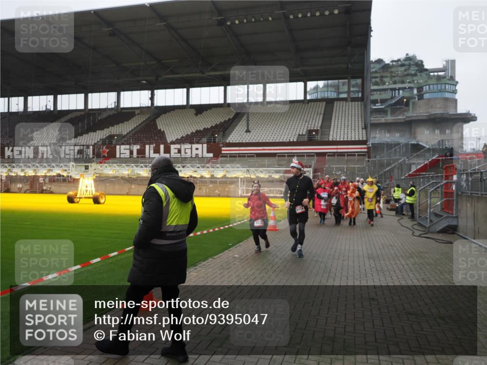 07.12.2025 - St. Pauli X-Mass-Run No. 15 Fabian Wolf http://msf.ph/oto/9395047 07.12.2025 10:28:02 Ziel 1507, 1717, 1742, 1745, 3412, 3727, 3729, 3730, 3879, 3881, 3883, 4064, 4065, 4132, 4133, 4189, 4344, 4350, 4453, 4454, 4527, 4538, 4700, 4704, 4708, 4710, 4875 meine-sportfotos.de
