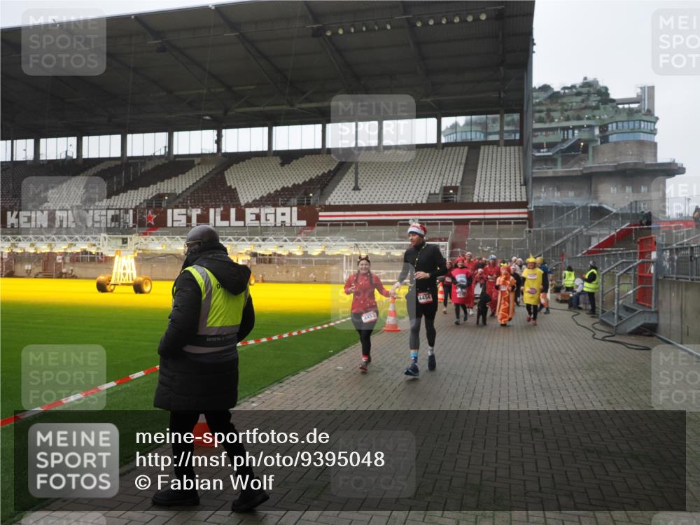07.12.2025 - St. Pauli X-Mass-Run No. 15 Fabian Wolf http://msf.ph/oto/9395048 07.12.2025 10:28:02 Ziel 1507, 1717, 1742, 1745, 3412, 3727, 3729, 3730, 3879, 3881, 3883, 4064, 4065, 4132, 4133, 4189, 4344, 4350, 4453, 4454, 4527, 4538, 4700, 4704, 4708, 4710, 4875 meine-sportfotos.de