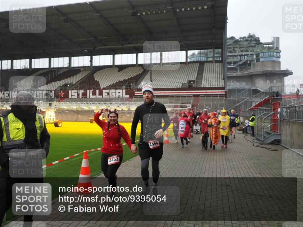 07.12.2025 - St. Pauli X-Mass-Run No. 15 Fabian Wolf http://msf.ph/oto/9395054 07.12.2025 10:28:04 Ziel 1507, 1717, 1742, 1745, 3412, 3727, 3729, 3730, 3879, 3881, 3883, 4064, 4065, 4132, 4133, 4189, 4344, 4350, 4376, 4380, 4453, 4454, 4527, 4538, 4700, 4704, 4708, 4710, 4875 meine-sportfotos.de