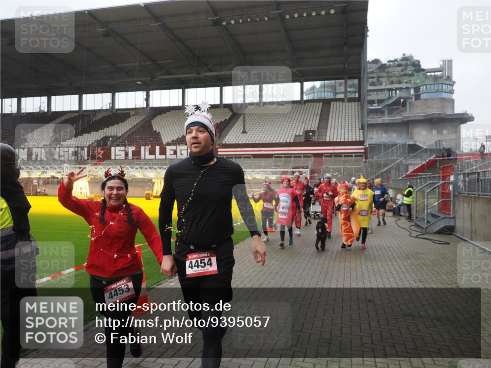 07.12.2025 - St. Pauli X-Mass-Run No. 15 Fabian Wolf http://msf.ph/oto/9395057 07.12.2025 10:28:04 Ziel 1507, 1717, 1742, 1745, 3412, 3727, 3729, 3730, 3879, 3881, 3883, 4064, 4065, 4132, 4133, 4189, 4344, 4350, 4376, 4380, 4453, 4454, 4527, 4538, 4700, 4704, 4708, 4710, 4875 meine-sportfotos.de