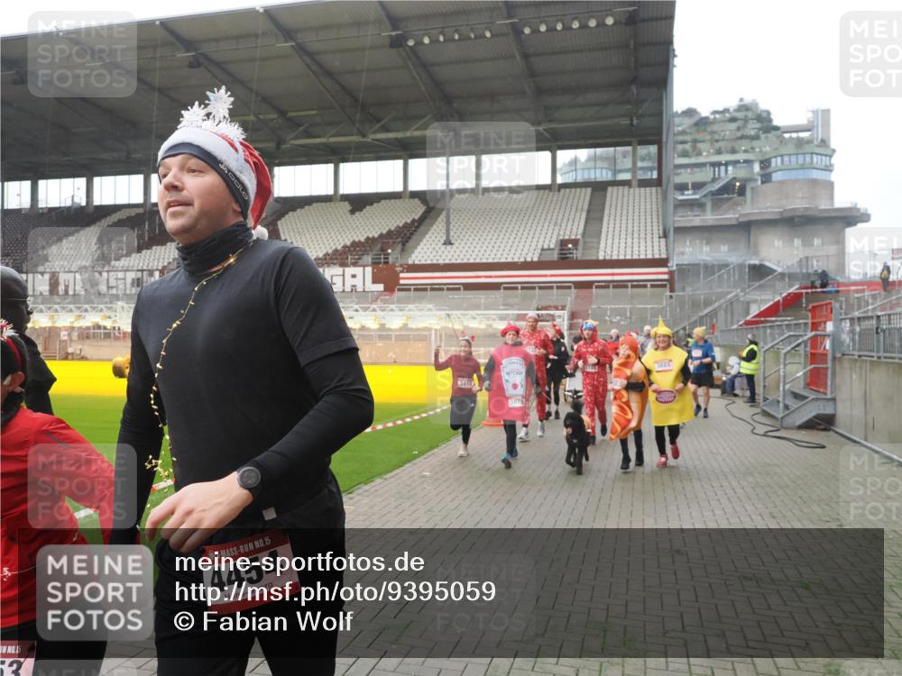 07.12.2025 - St. Pauli X-Mass-Run No. 15 Fabian Wolf http://msf.ph/oto/9395059 07.12.2025 10:28:05 Ziel 1507, 1717, 1742, 1745, 3412, 3727, 3729, 3730, 3879, 3881, 3883, 4064, 4065, 4132, 4133, 4159, 4160, 4189, 4344, 4350, 4376, 4380, 4453, 4454, 4527, 4538, 4700, 4704, 4708, 4710, 4875 meine-sportfotos.de