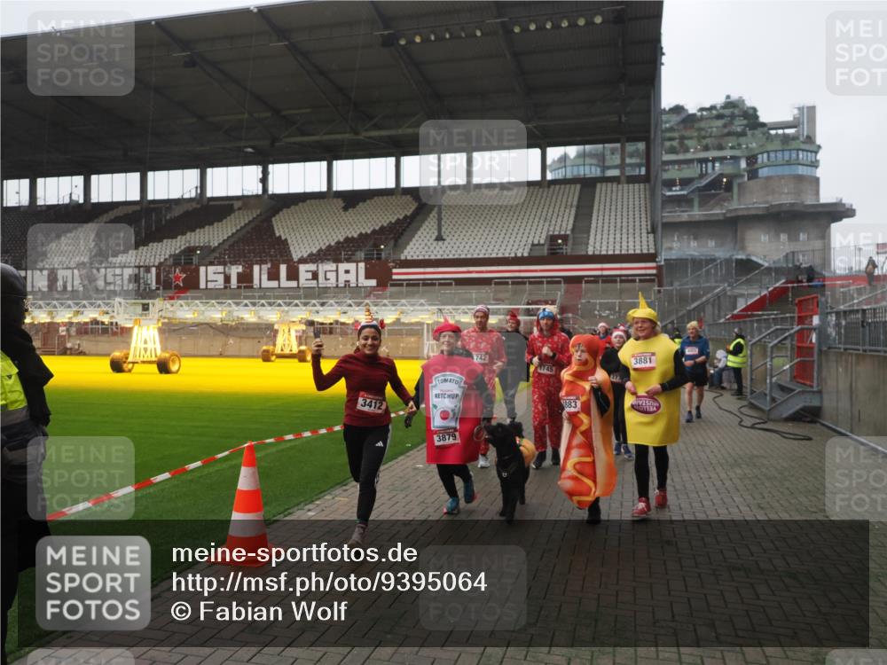 07.12.2025 - St. Pauli X-Mass-Run No. 15 Fabian Wolf http://msf.ph/oto/9395064 07.12.2025 10:28:06 Ziel 1507, 1717, 1742, 1745, 3412, 3727, 3729, 3730, 3879, 3881, 3883, 4064, 4065, 4132, 4133, 4159, 4160, 4189, 4344, 4350, 4376, 4380, 4453, 4454, 4527, 4538, 4700, 4704, 4708, 4710, 4875 meine-sportfotos.de